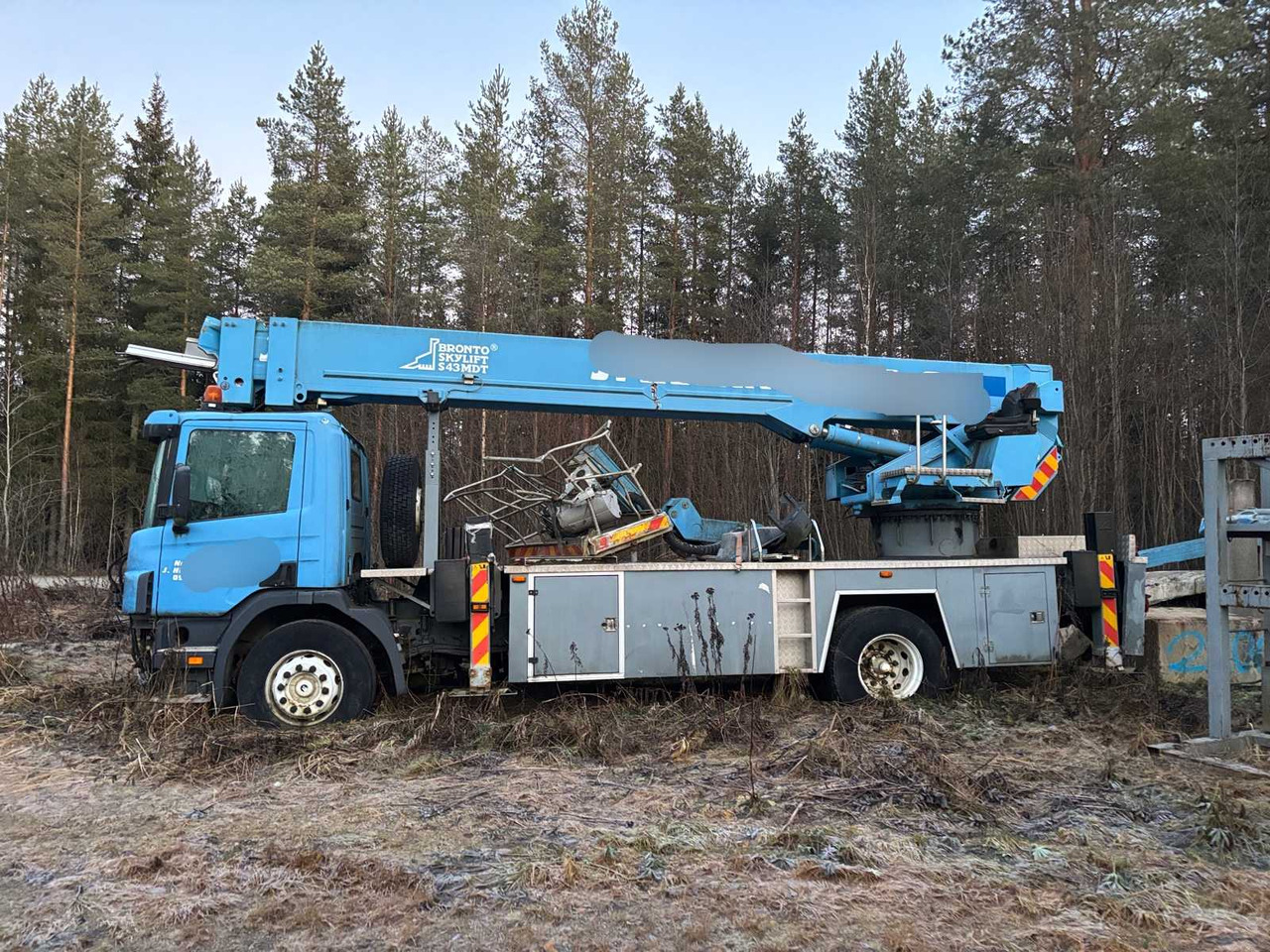 Scania P94 truck and Bronto Skylift telescopic crane - Autokran: das Bild 2 Scania P94 truck and Bronto Skylift telescopic crane - Autokran: das Bild 2