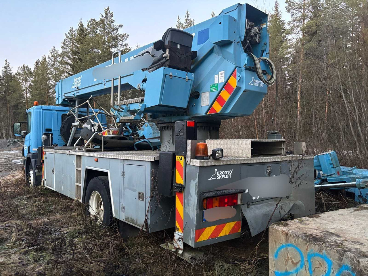 Scania P94 truck and Bronto Skylift telescopic crane - Autokran: das Bild 3 Scania P94 truck and Bronto Skylift telescopic crane - Autokran: das Bild 3