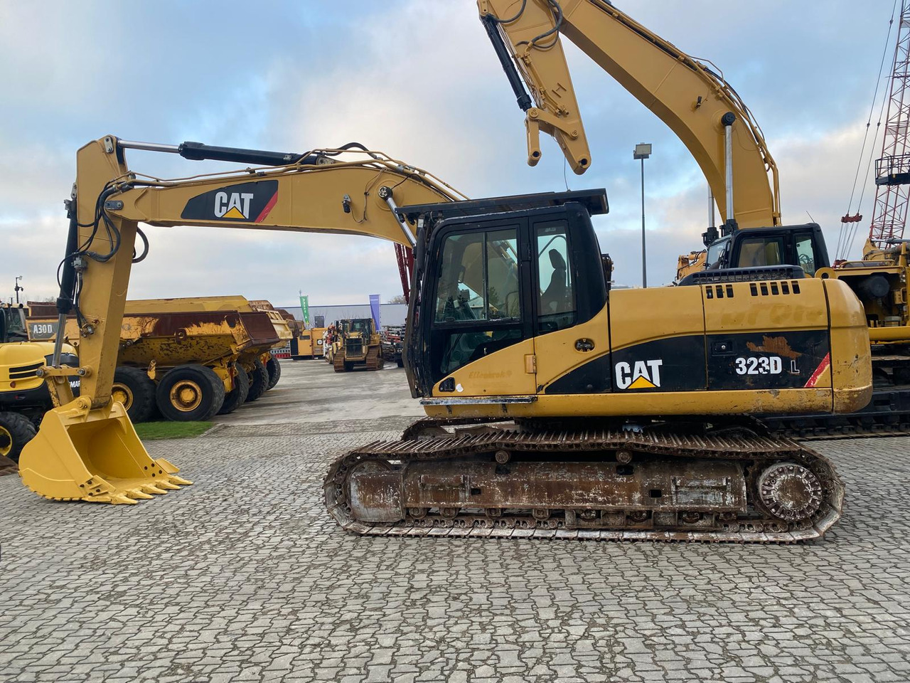 Caterpillar 323D NVT - Kettenbagger: das Bild 3 Caterpillar 323D NVT - Kettenbagger: das Bild 3