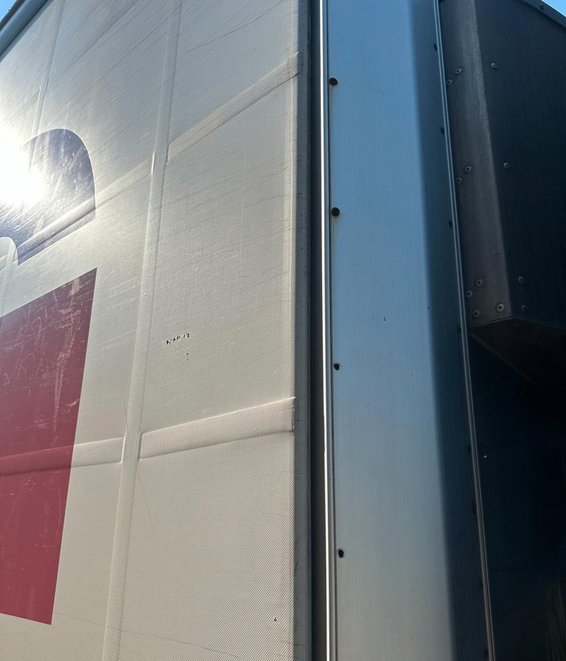 Schmitz Cargobull SANH SCB S3T - Planenauflieger: das Bild 4 Schmitz Cargobull SANH SCB S3T - Planenauflieger: das Bild 4