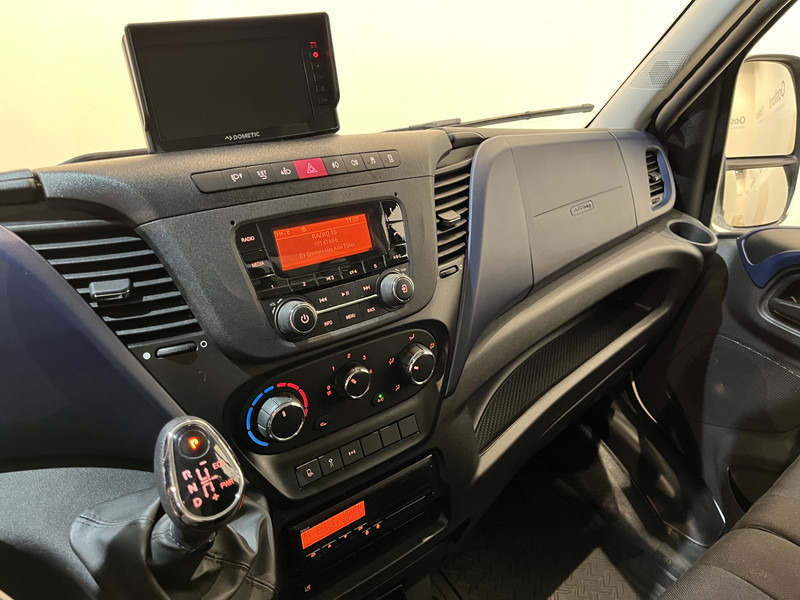 Pritsche Transporter Iveco 65C18 3.0 Automaat Open Laadbak / Mobiele Werkplaats / Bott Inrichting / Euro 6 / Airco / Cruise Control / Trekhaak / Camera / 3-Zits / 55.400 KM !! C-Rijbewijs !!: das Bild 8