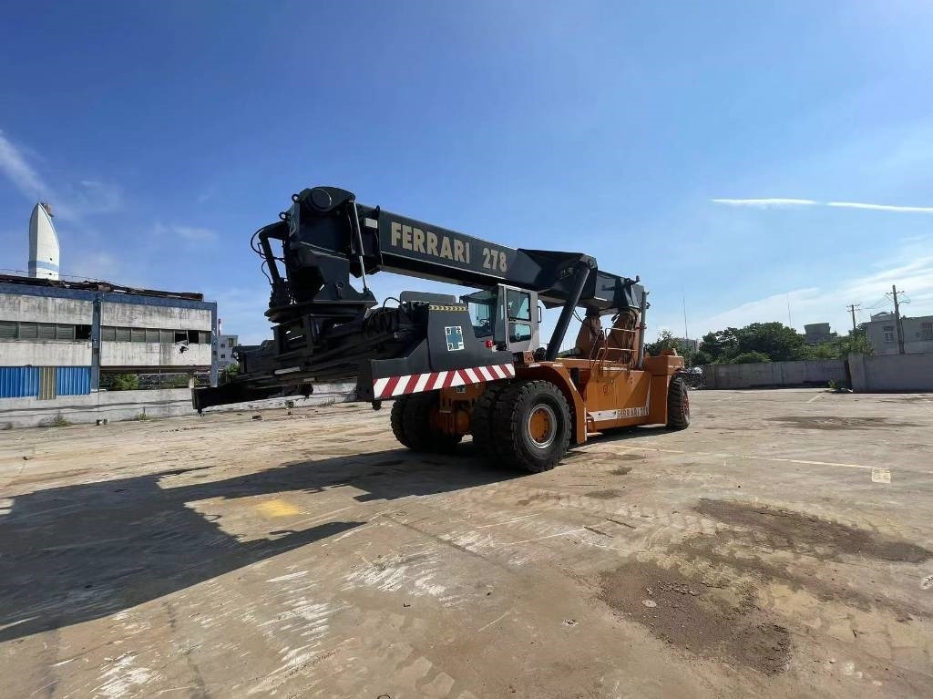 CVS Ferrari F 278.6 - Reach stacker: das Bild 1 CVS Ferrari F 278.6 - Reach stacker: das Bild 1