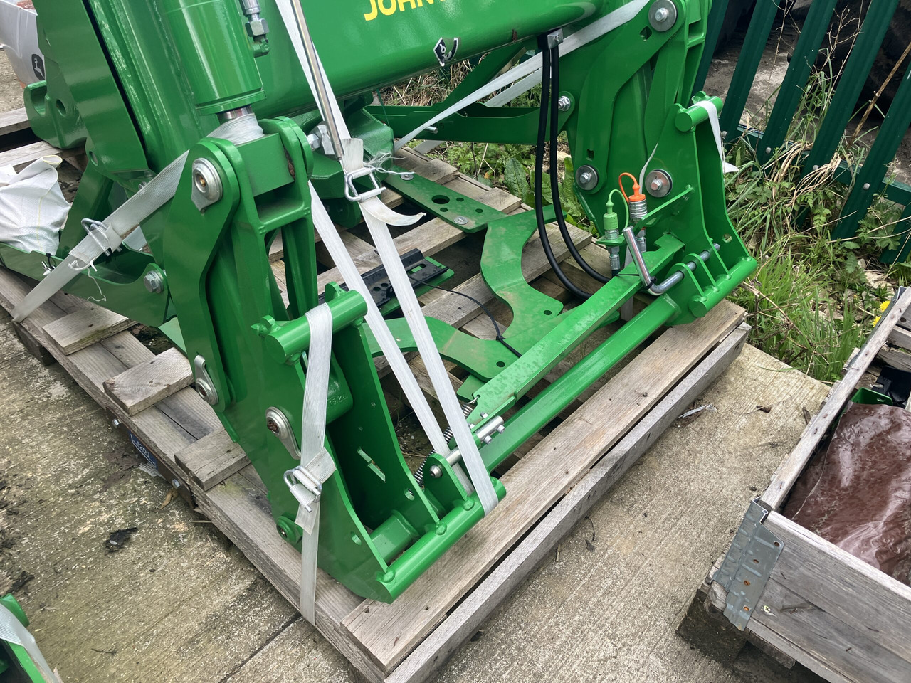 John Deere 643M Loader and Brackets - Anbauteil: das Bild 2 John Deere 643M Loader and Brackets - Anbauteil: das Bild 2