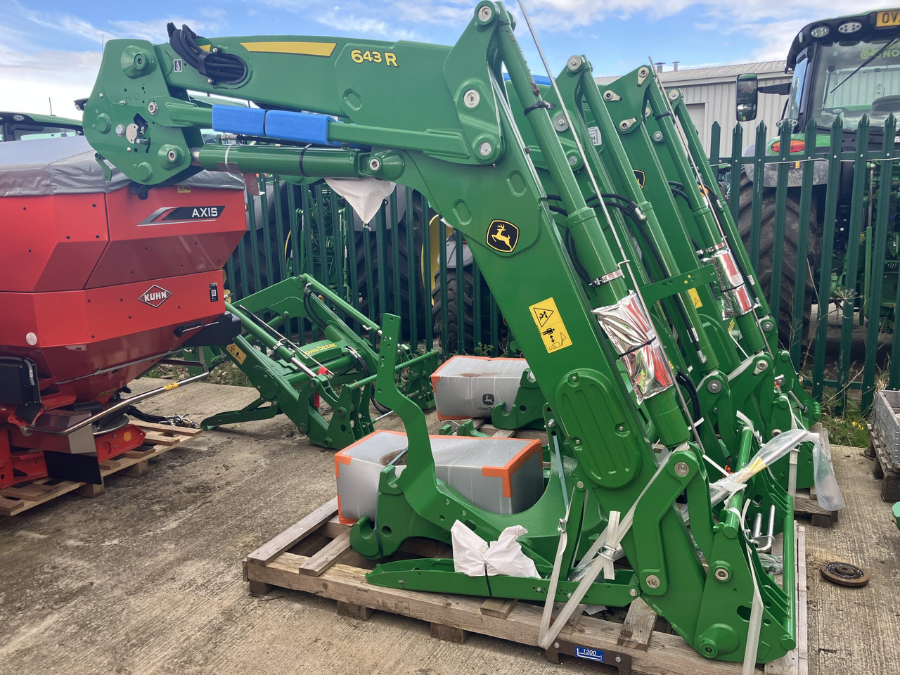 John Deere 643R Loader and Brackets - Anbauteil: das Bild 1 John Deere 643R Loader and Brackets - Anbauteil: das Bild 1