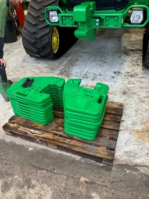 John Deere 8RX Starter and Suitcase Weights - Anbauteil: das Bild 1 John Deere 8RX Starter and Suitcase Weights - Anbauteil: das Bild 1