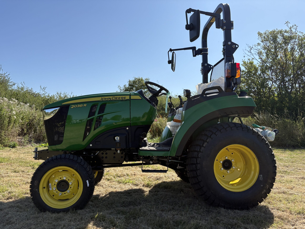 John Deere 2038R Compact Tractor - Kleintraktor: das Bild 1 John Deere 2038R Compact Tractor - Kleintraktor: das Bild 1