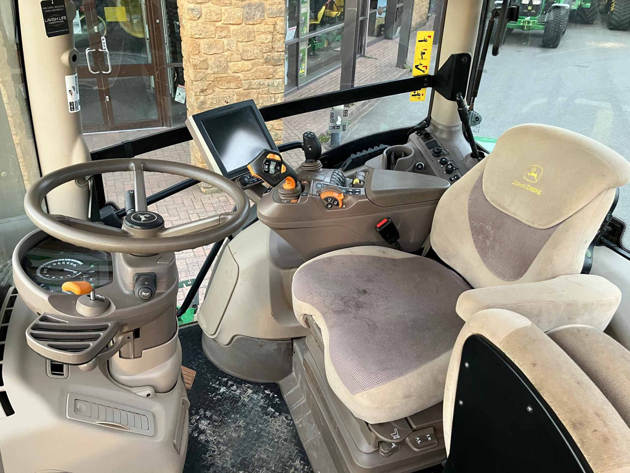 Traktor John Deere 6155R: das Bild 15