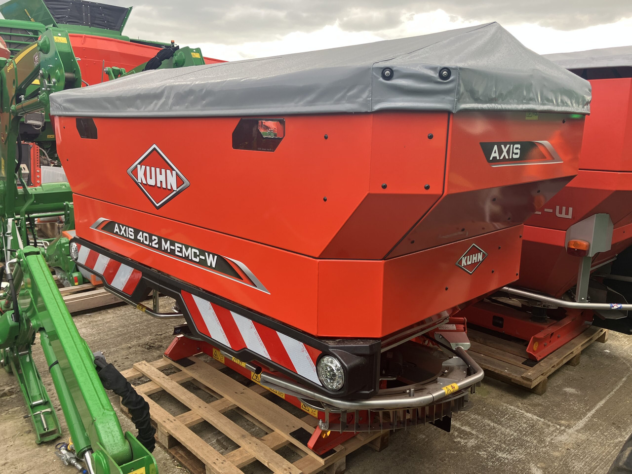 Kuhn Axis 40.2 M-EMC-W VS PRO - Düngerstreuer: das Bild 1 Kuhn Axis 40.2 M-EMC-W VS PRO - Düngerstreuer: das Bild 1