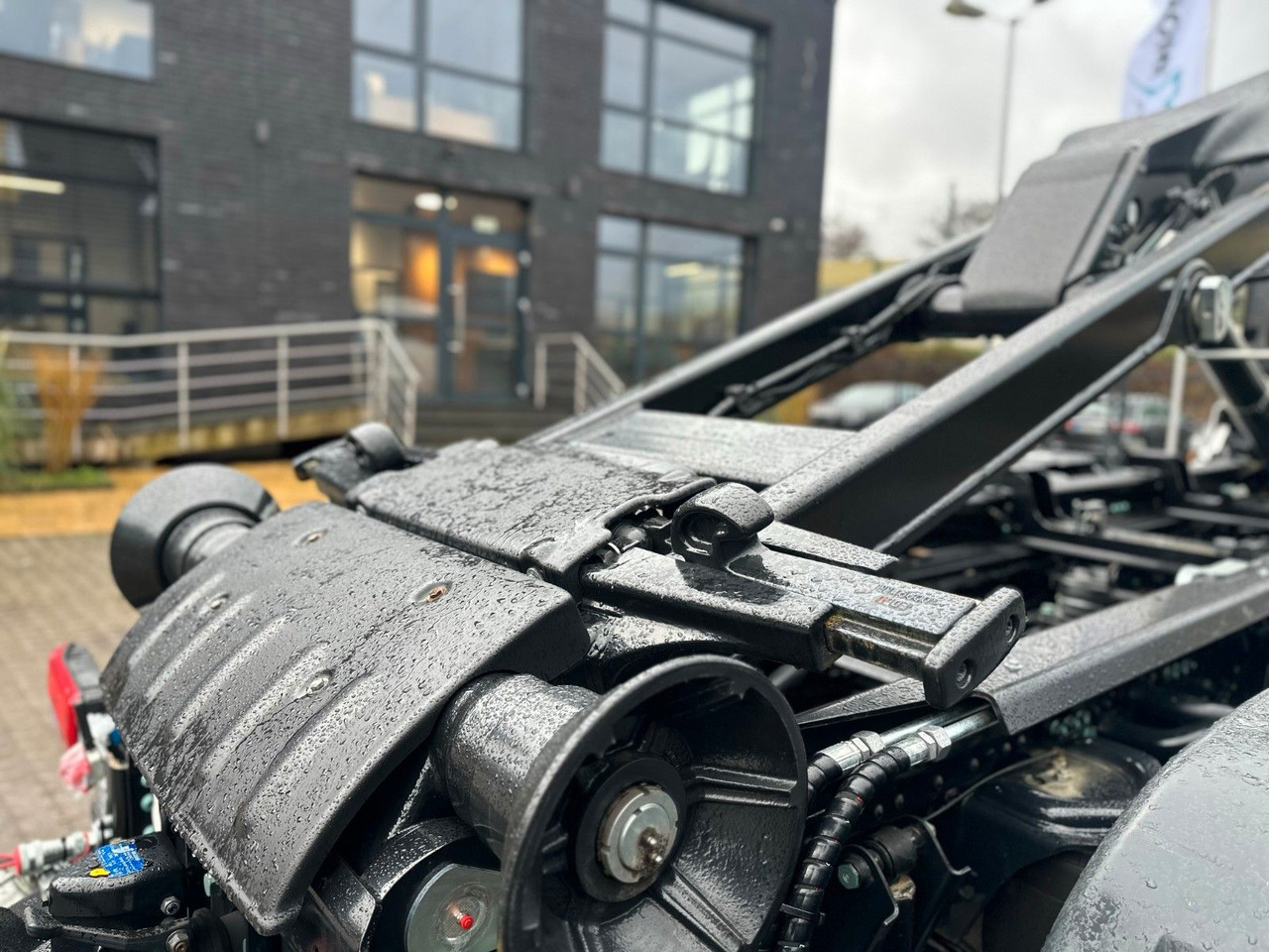 Abrollkipper, Autokran MAN TGS 26.470 6x2 Retarder MulitLift 21S59: das Bild 6