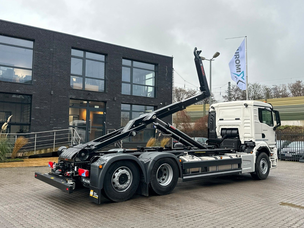 Abrollkipper, Autokran MAN TGS 26.470 6x2 Retarder MulitLift 21S59: das Bild 10