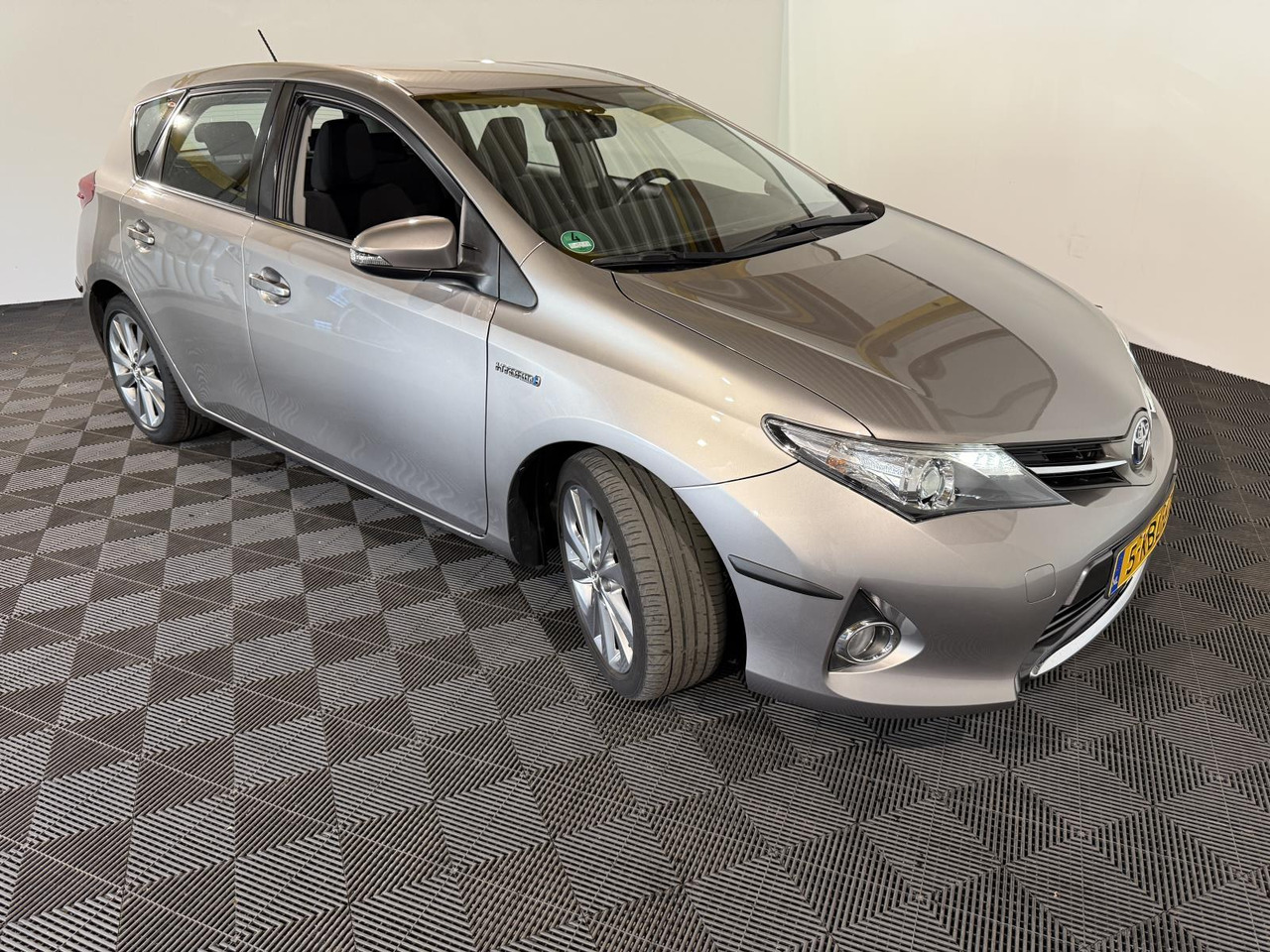 Toyota Auris 1.8 Hybrid Dynamic | 2013 | 191.085 km | 5-KBL-67 - Schrägheck: das Bild 4 Toyota Auris 1.8 Hybrid Dynamic | 2013 | 191.085 km | 5-KBL-67 - Schrägheck: das Bild 4