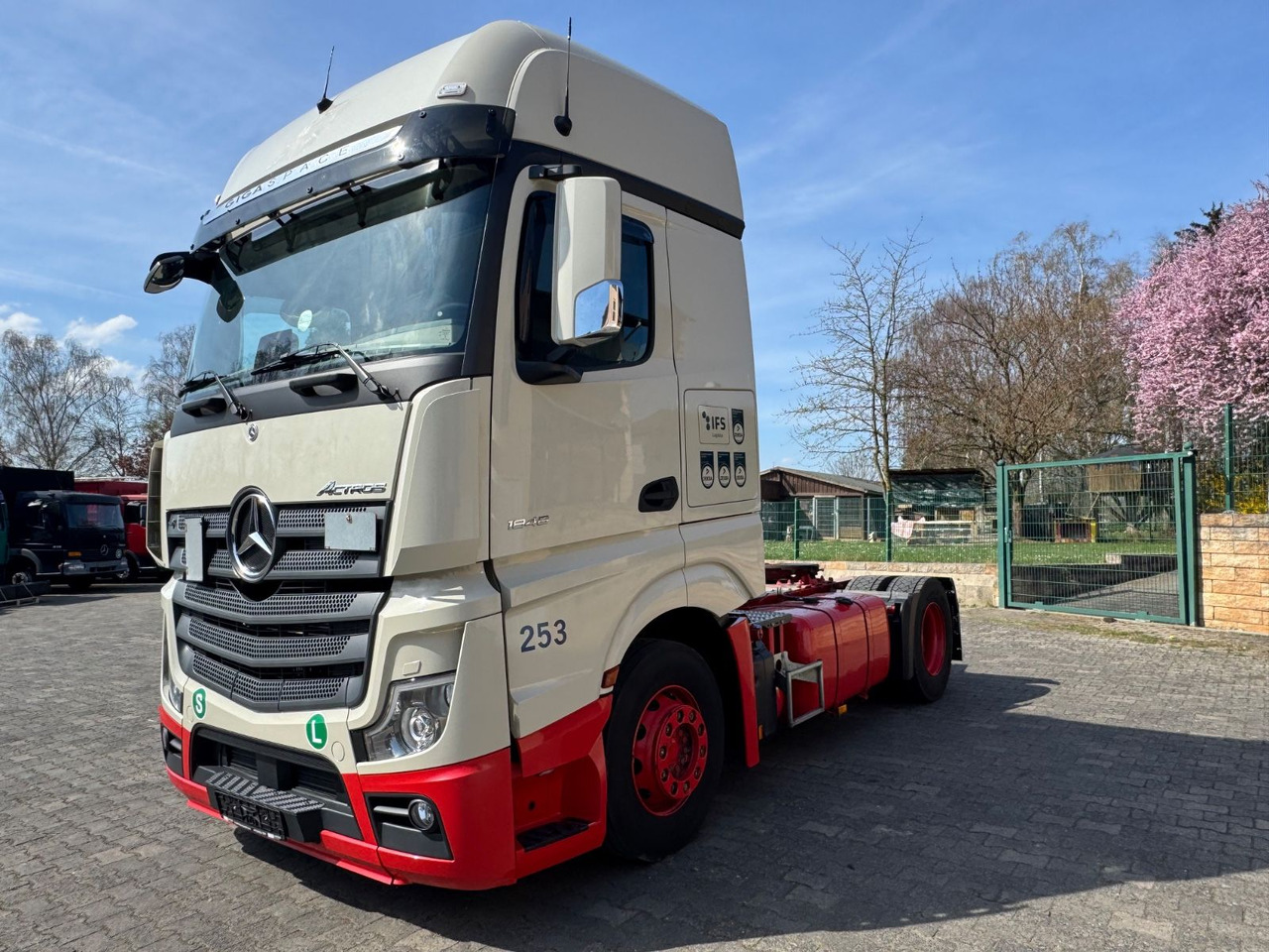 Mercedes-Benz Actros 1848/GIGA/Retarder/2xBett/2instock - Sattelzugmaschine: das Bild 4 Mercedes-Benz Actros 1848/GIGA/Retarder/2xBett/2instock - Sattelzugmaschine: das Bild 4