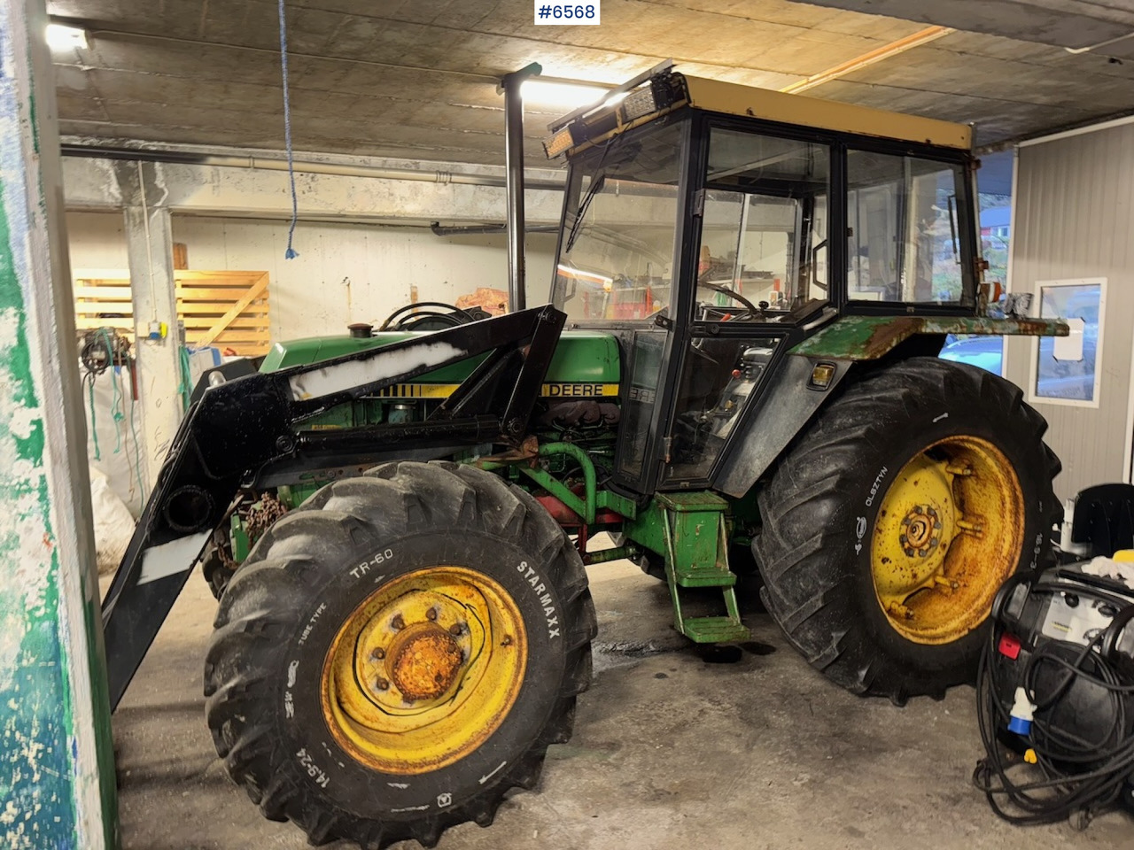 1980 John Deere 2140 w/ front loader. - Traktor: das Bild 1 1980 John Deere 2140 w/ front loader. - Traktor: das Bild 1