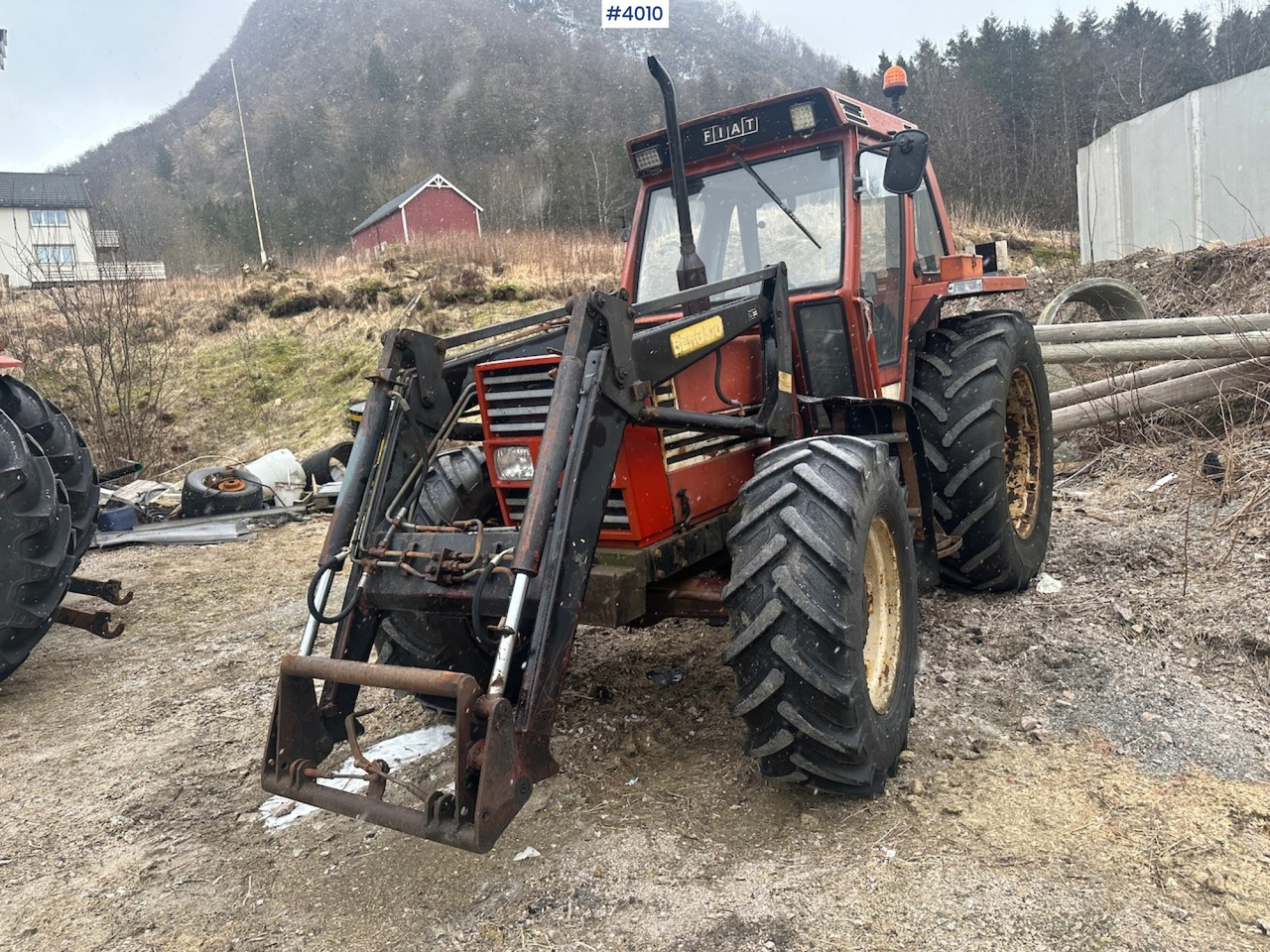 1982 Fiat 780 DT w/ front loader, snow shovel, chains, top link, triangle and extra set of twin wheels. - Traktor: das Bild 2 1982 Fiat 780 DT w/ front loader, snow shovel, chains, top link, triangle and extra set of twin wheels. - Traktor: das Bild 2