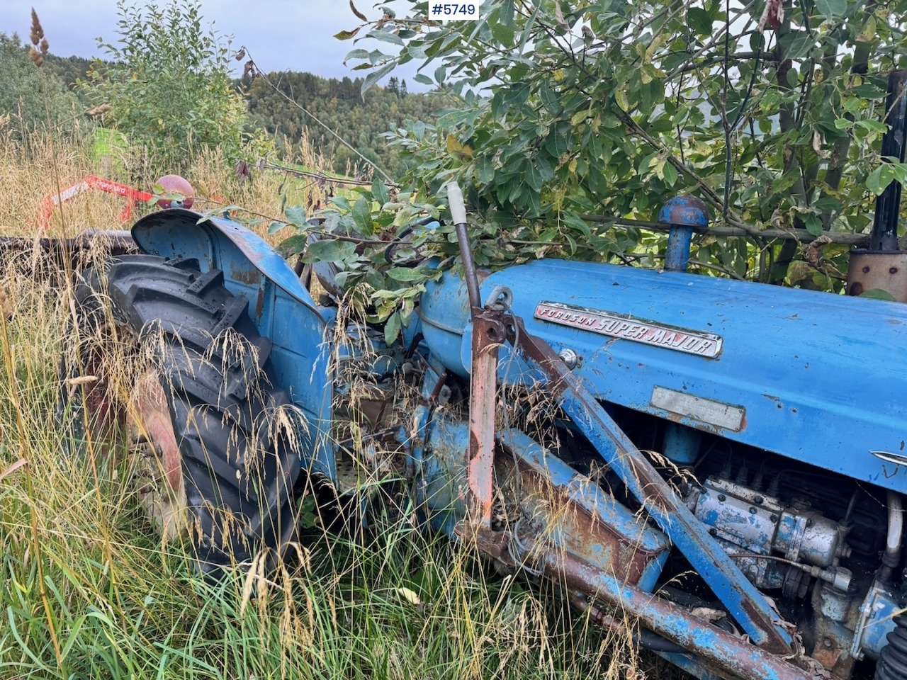 Ca. 1961 Fordson Super Major 4×2 Tractor w/ Bucket - Traktor: das Bild 2 Ca. 1961 Fordson Super Major 4×2 Tractor w/ Bucket - Traktor: das Bild 2