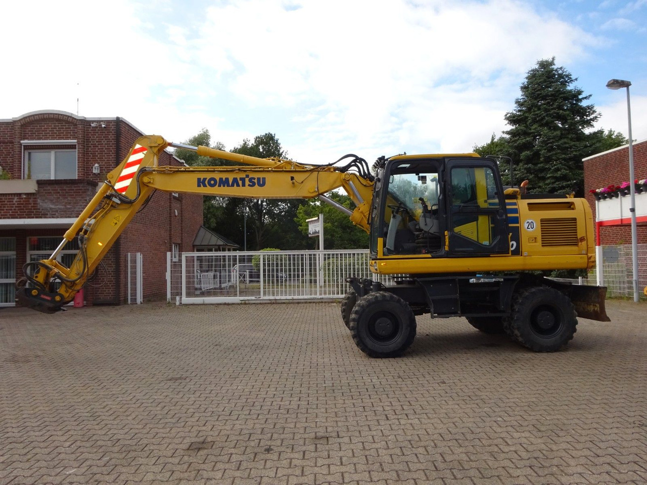Komatsu PW180-11 - Mobilbagger: das Bild 2 Komatsu PW180-11 - Mobilbagger: das Bild 2