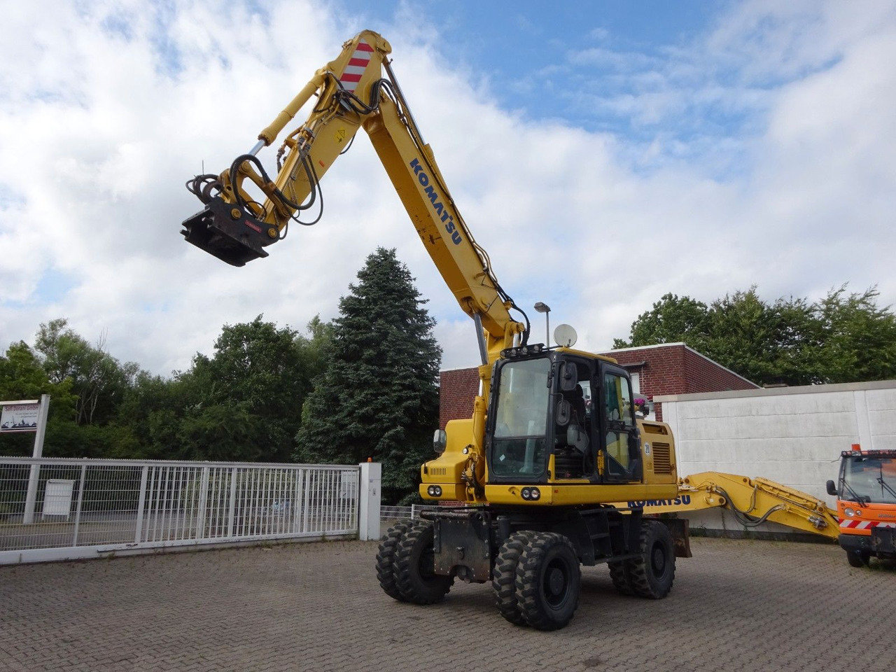 Komatsu PW180-11 - Mobilbagger: das Bild 3 Komatsu PW180-11 - Mobilbagger: das Bild 3