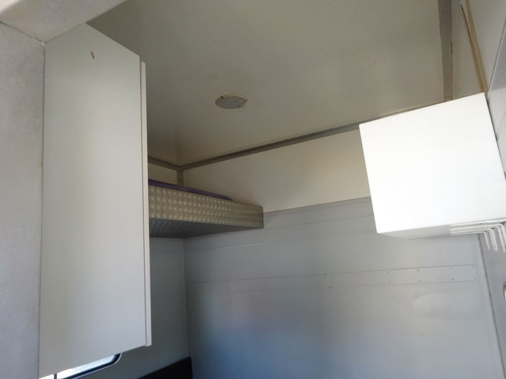 Koffer LKW MAN 8.220 Koffer mit LBW als Wohnmobil ausgebaut 4x2 MAN 8.220 Koffer mit LBW als Wohnmobil ausgebaut 4x2: das Bild 17 Koffer LKW MAN 8.220 Koffer mit LBW als Wohnmobil ausgebaut 4x2 MAN 8.220 Koffer mit LBW als Wohnmobil ausgebaut 4x2: das Bild 17