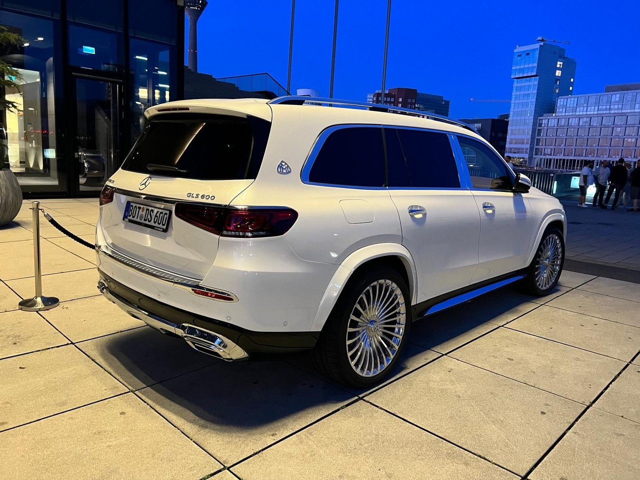 Mercedes-Benz GLS 600 Maybach 4Matic | 23 ZOLL | BURMESTER Mercedes-Benz GLS 600 Maybach 4Matic | 23 ZOLL | BURMESTER - SUV/ Geländewagen: das Bild 5 Mercedes-Benz GLS 600 Maybach 4Matic | 23 ZOLL | BURMESTER Mercedes-Benz GLS 600 Maybach 4Matic | 23 ZOLL | BURMESTER - SUV/ Geländewagen: das Bild 5