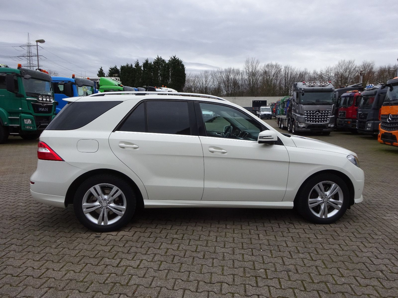 SUV/ Geländewagen Mercedes-Benz ML 350 CDI BlueTec Mercedes-Benz ML 350 CDI BlueTec.  AMG Paket: das Bild 6