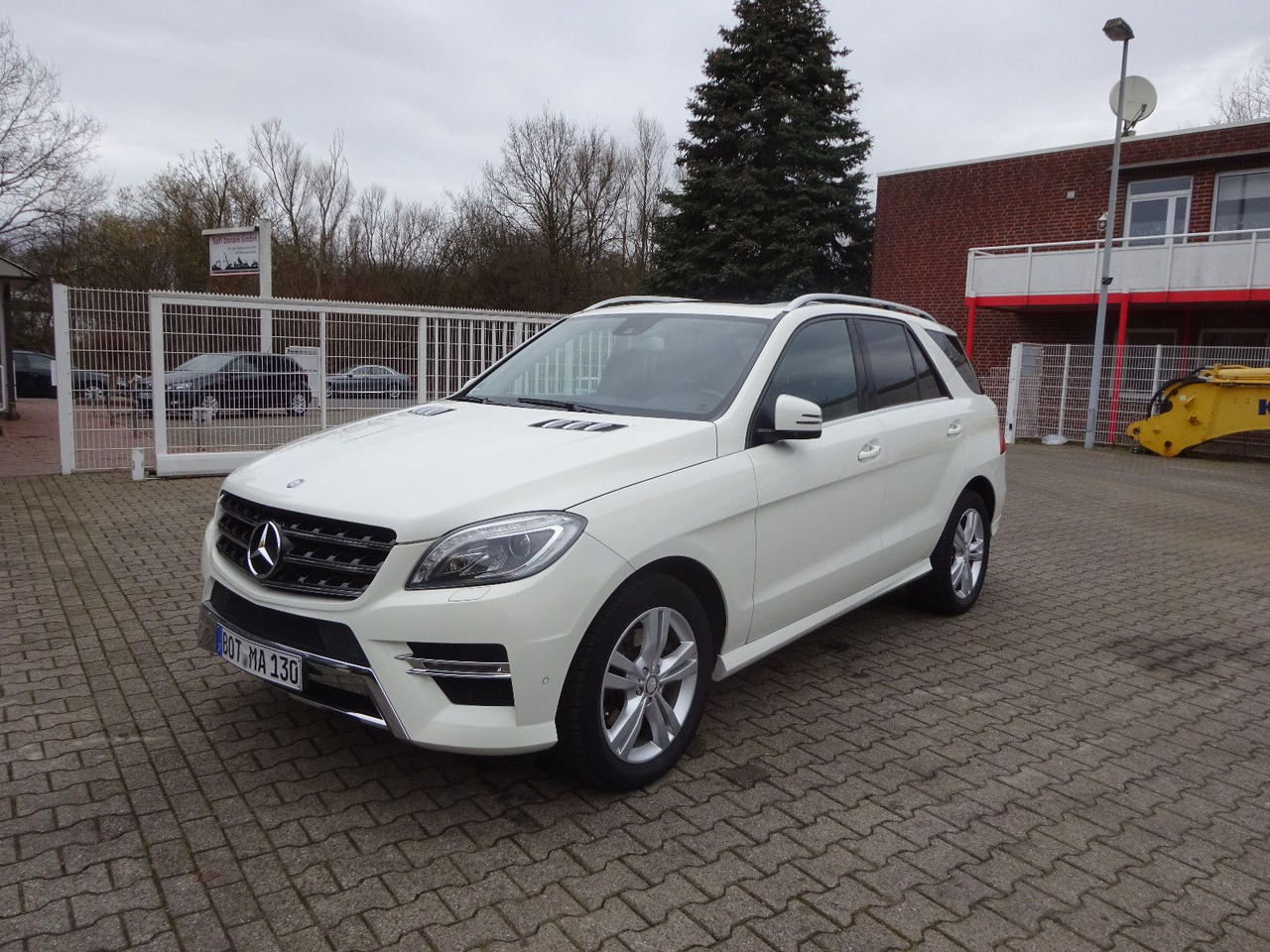 Mercedes-Benz ML 350 CDI BlueTec Mercedes-Benz ML 350 CDI BlueTec. AMG Paket - SUV/ Geländewagen: das Bild 2 Mercedes-Benz ML 350 CDI BlueTec Mercedes-Benz ML 350 CDI BlueTec. AMG Paket - SUV/ Geländewagen: das Bild 2