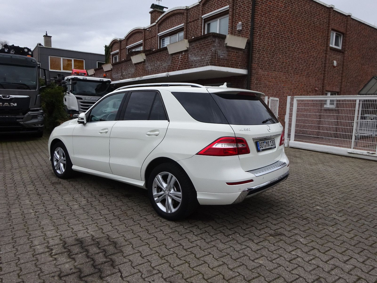 Mercedes-Benz ML 350 CDI BlueTec Mercedes-Benz ML 350 CDI BlueTec. AMG Paket - SUV/ Geländewagen: das Bild 4 Mercedes-Benz ML 350 CDI BlueTec Mercedes-Benz ML 350 CDI BlueTec. AMG Paket - SUV/ Geländewagen: das Bild 4