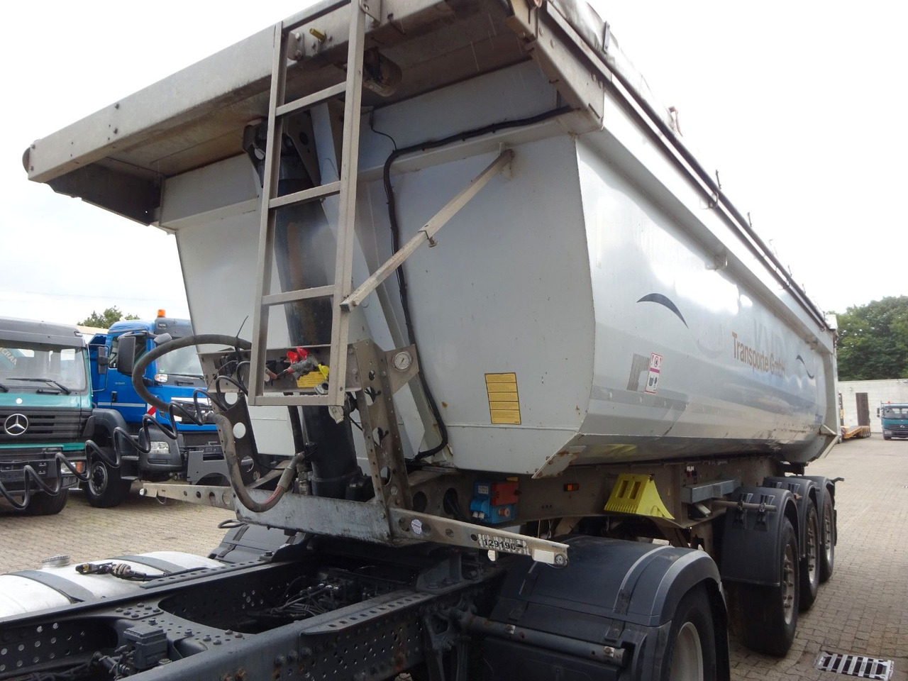 Schmitz Cargobull SKI 24 SL 7.2 Kipp Auflieger Mulde mit 3 Achsen - Kipper Auflieger: das Bild 2 Schmitz Cargobull SKI 24 SL 7.2 Kipp Auflieger Mulde mit 3 Achsen - Kipper Auflieger: das Bild 2