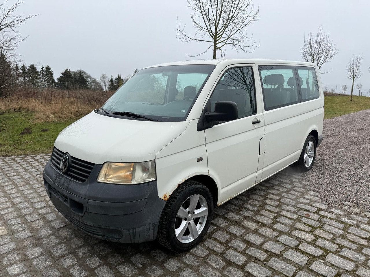 Volkswagen T5 Transporter 1.9 TDI *9 Sitze * 3900 € - Personentransporter: das Bild 2 Volkswagen T5 Transporter 1.9 TDI *9 Sitze * 3900 € - Personentransporter: das Bild 2
