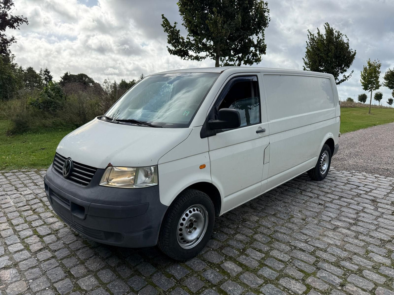 Volkswagen T5 Transporter 2.5 TDI Kasten lang - Kleintransporter: das Bild 2 Volkswagen T5 Transporter 2.5 TDI Kasten lang - Kleintransporter: das Bild 2