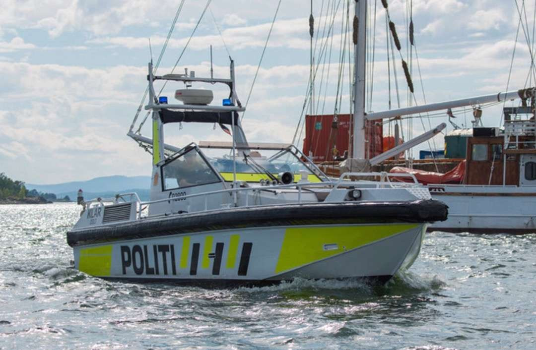 1997 Hurtiggående patruljebåt / 30 Fot / 870 HK - Andere Technik: das Bild 3 1997 Hurtiggående patruljebåt / 30 Fot / 870 HK - Andere Technik: das Bild 3
