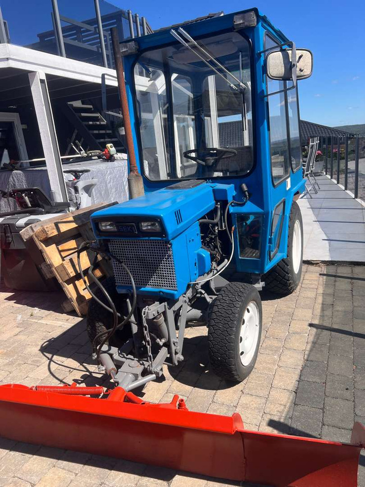 Iseki TX1500 brøyteskjær og feiekost - Traktor: das Bild 5 Iseki TX1500 brøyteskjær og feiekost - Traktor: das Bild 5