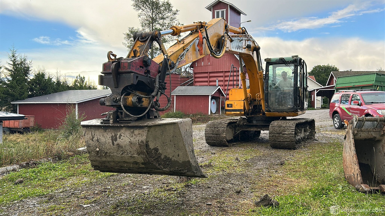 Tela-alustainen kaivinkone, JCB JS130, vm. 2003, sekä kolme kauhaa ja koura, Nousiainen - Baumaschine: das Bild 4 Tela-alustainen kaivinkone, JCB JS130, vm. 2003, sekä kolme kauhaa ja koura, Nousiainen - Baumaschine: das Bild 4