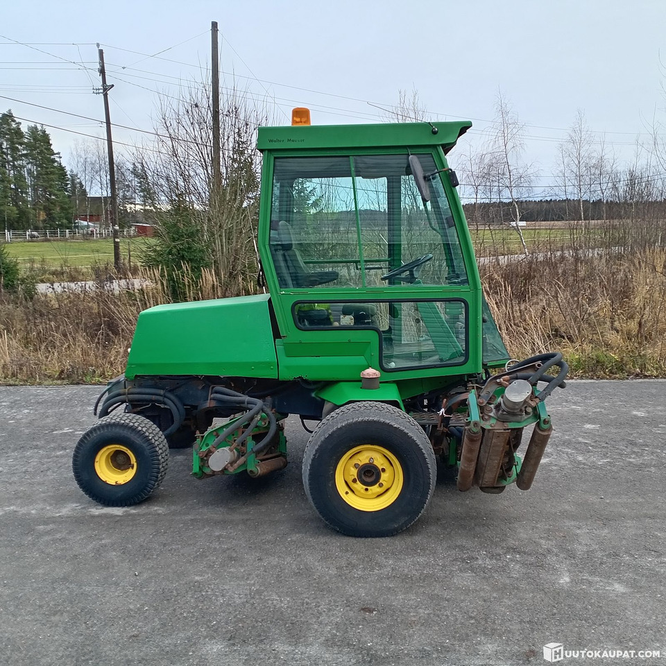 John Deere 3235 kelaleikkuri, 4 WD ja hytti, Hollola - Rasenmäher: das Bild 3 John Deere 3235 kelaleikkuri, 4 WD ja hytti, Hollola - Rasenmäher: das Bild 3