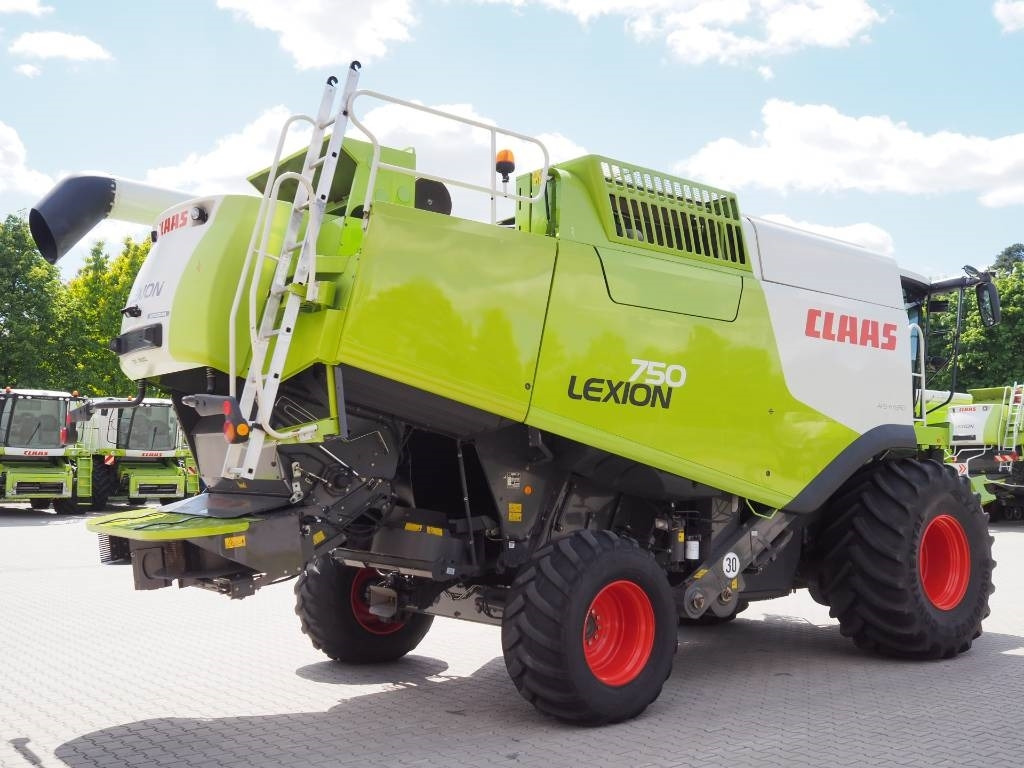 Claas Lexion 750 MONTANA 4WD + V900 - Mähdrescher: das Bild 3 Claas Lexion 750 MONTANA 4WD + V900 - Mähdrescher: das Bild 3