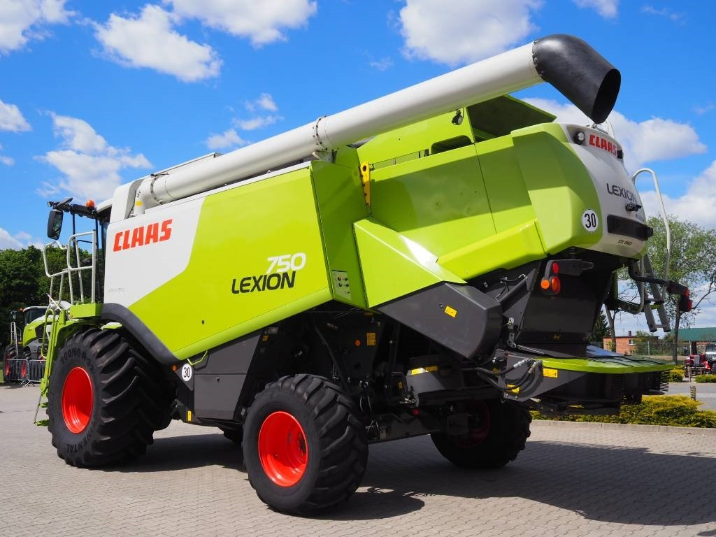 Claas Lexion 750 MONTANA 4WD + V900 - Mähdrescher: das Bild 2 Claas Lexion 750 MONTANA 4WD + V900 - Mähdrescher: das Bild 2
