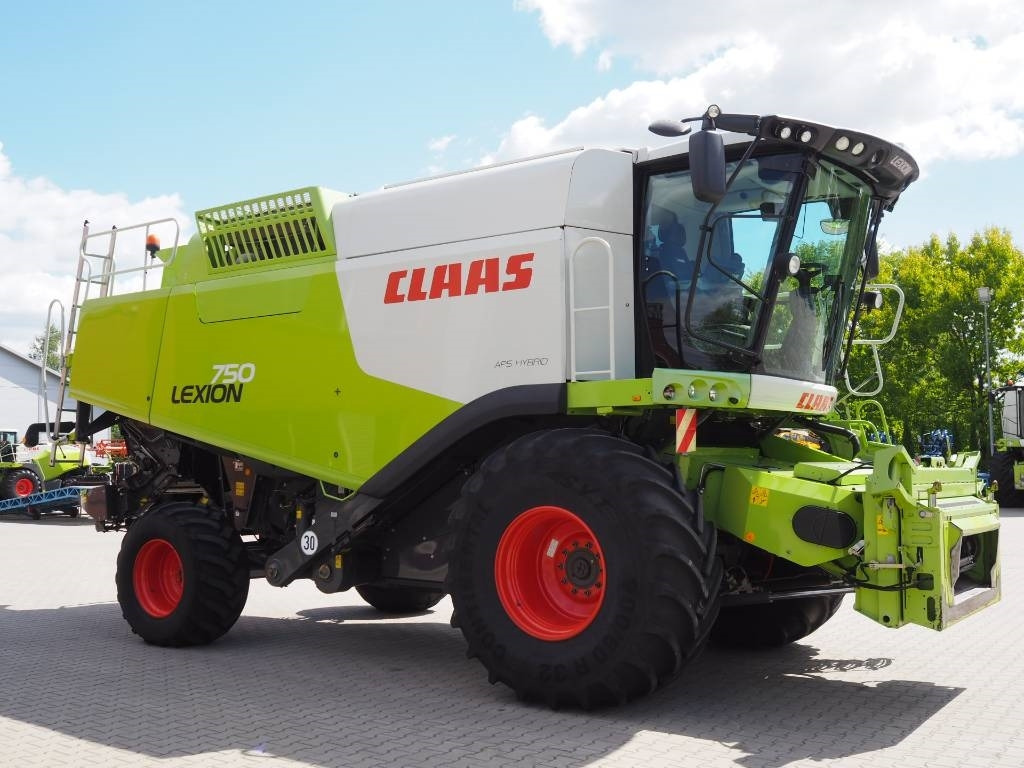 Claas Lexion 750 MONTANA 4WD + V900 - Mähdrescher: das Bild 4 Claas Lexion 750 MONTANA 4WD + V900 - Mähdrescher: das Bild 4