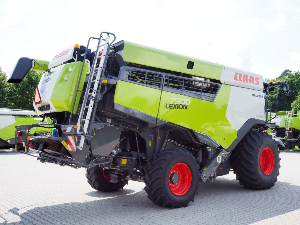 Claas Lexion 7500 + V930 - Mähdrescher: das Bild 3 Claas Lexion 7500 + V930 - Mähdrescher: das Bild 3