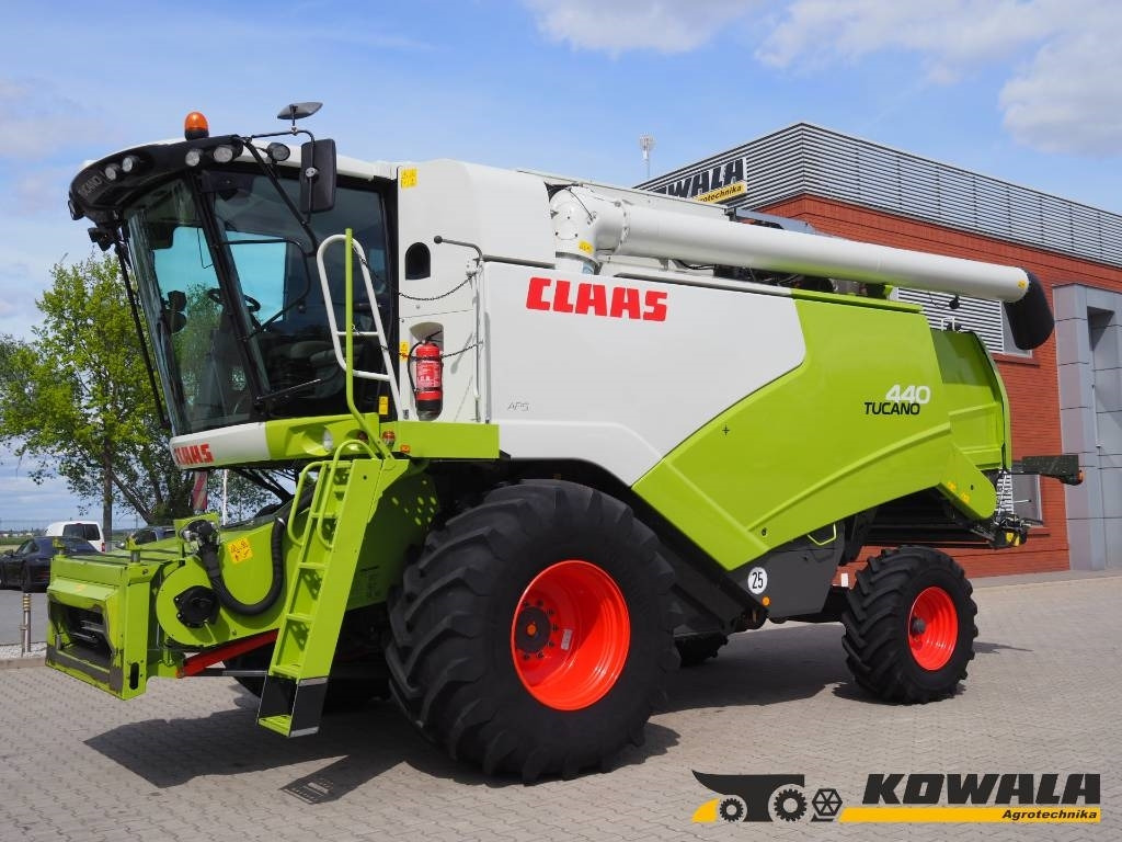 Claas Tucano 440 + V620 - Mähdrescher: das Bild 1 Claas Tucano 440 + V620 - Mähdrescher: das Bild 1