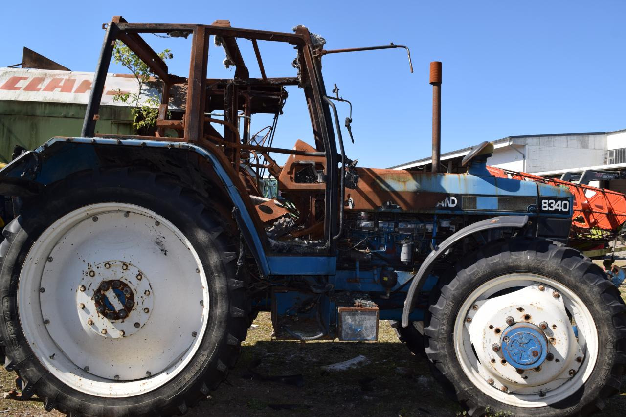 New Holland 8340 *zur Teileverwertung* - Traktor: das Bild 4 New Holland 8340 *zur Teileverwertung* - Traktor: das Bild 4