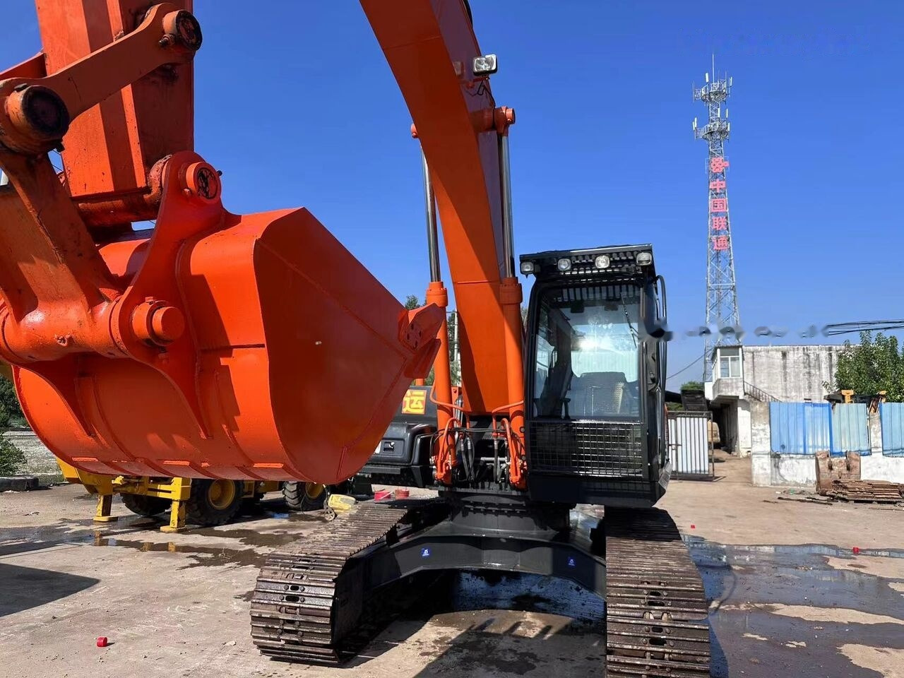 Hitachi ZX240 - Kettenbagger: das Bild 4 Hitachi ZX240 - Kettenbagger: das Bild 4