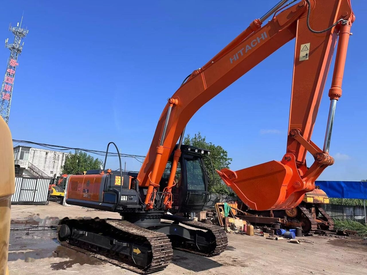 Hitachi ZX240 - Kettenbagger: das Bild 3 Hitachi ZX240 - Kettenbagger: das Bild 3