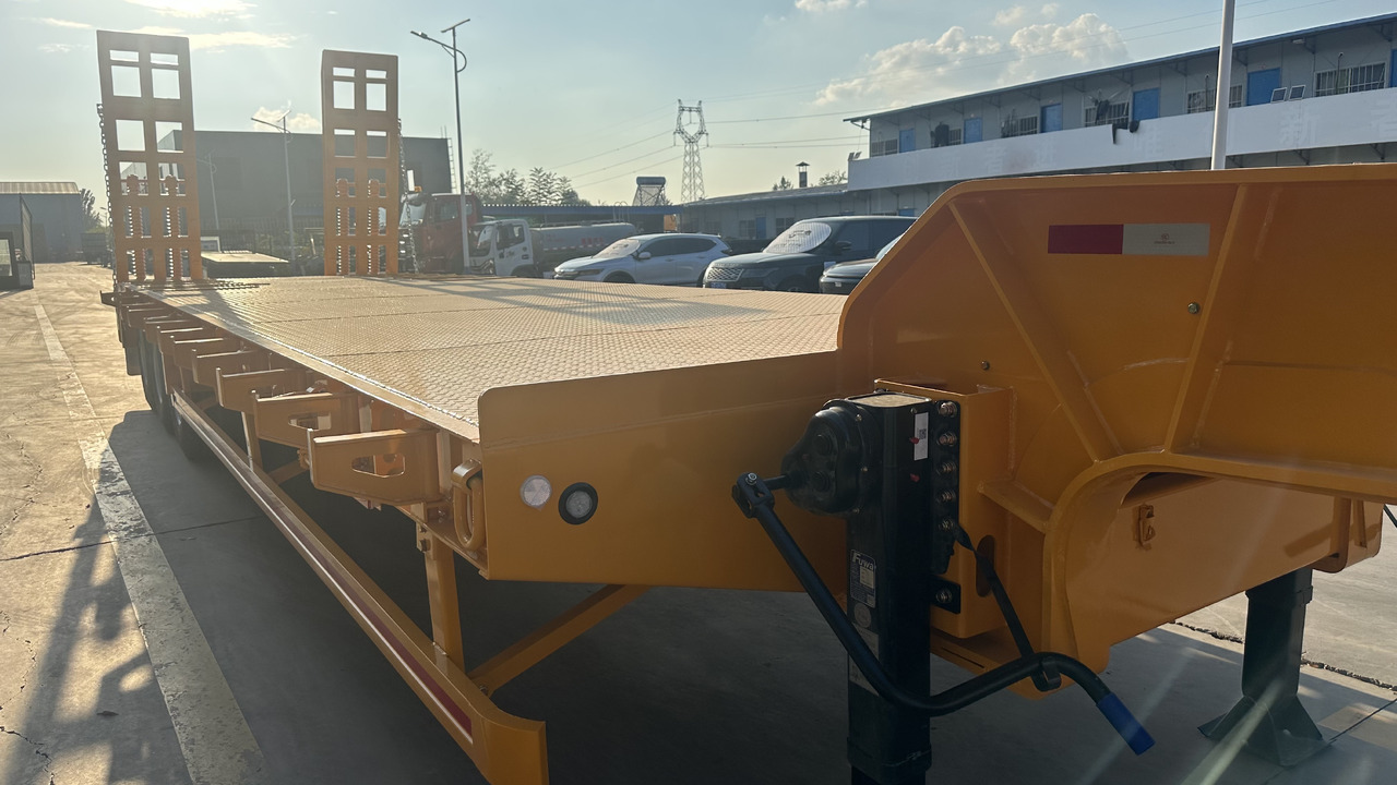 New low bed with hydraulic ladder - Pritschenauflieger/ Plattformauflieger: das Bild 2 New low bed with hydraulic ladder - Pritschenauflieger/ Plattformauflieger: das Bild 2