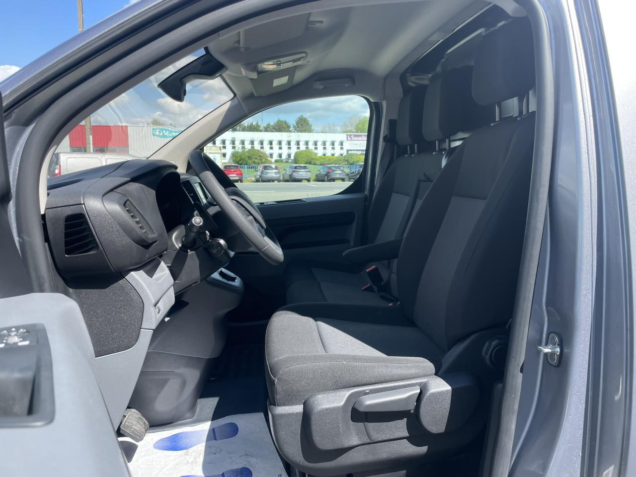 Peugeot Expert Standard 2.0 BlueHDI -180CH EAT8 ASPHALT - Andere Technik: das Bild 5 Peugeot Expert Standard 2.0 BlueHDI -180CH EAT8 ASPHALT - Andere Technik: das Bild 5