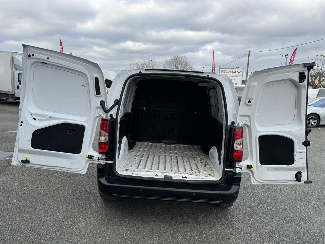 Citroen Berlingo M 650KG BLUEHDI 100 S&S DRIVER BVM5 - Kastenwagen: das Bild 3 Citroen Berlingo M 650KG BLUEHDI 100 S&S DRIVER BVM5 - Kastenwagen: das Bild 3
