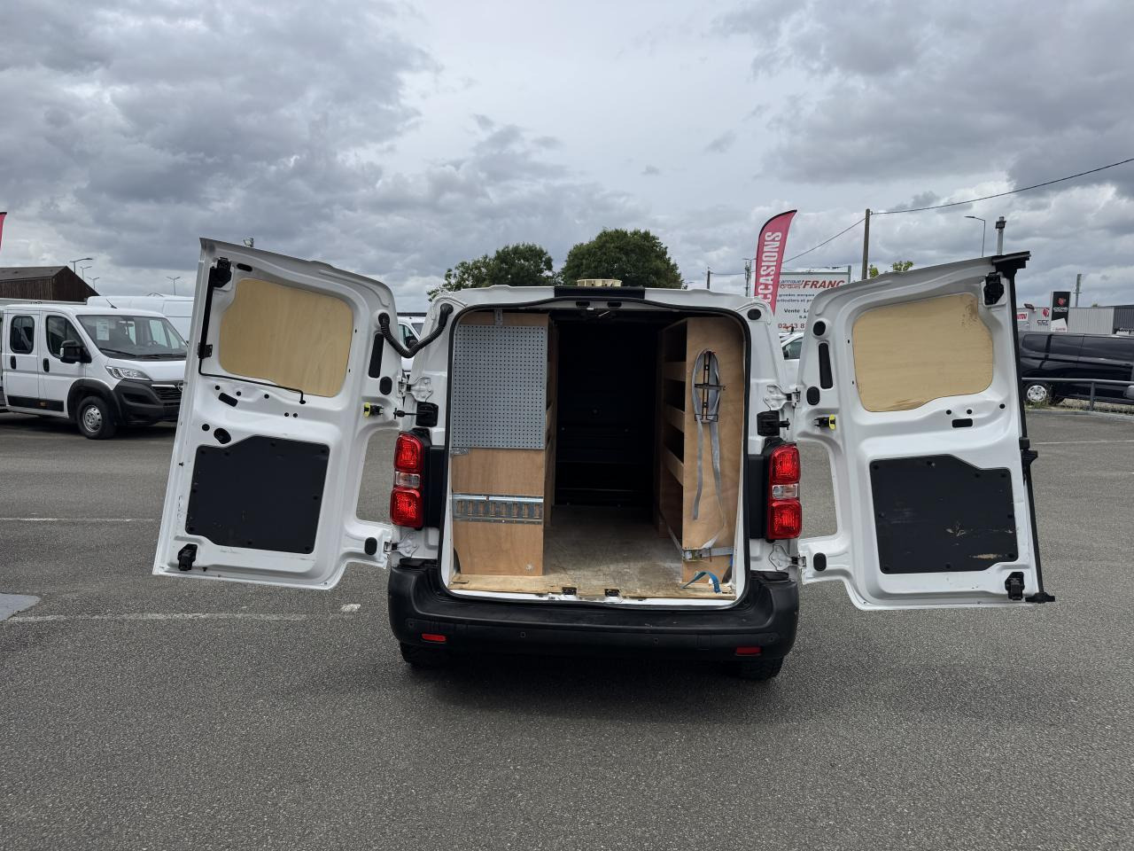Citroen Jumpy M 1.5 BLUEHDI 120CH S&S DRIVER - Kastenwagen: das Bild 2 Citroen Jumpy M 1.5 BLUEHDI 120CH S&S DRIVER - Kastenwagen: das Bild 2