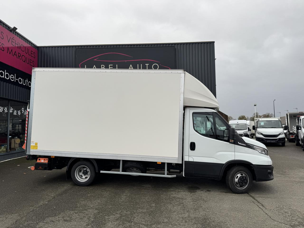 IVECO Daily 35 C 16H3.0 - BV Hi-Matic CHASSIS CABINE CAISSE 20M3 + HAYON - Koffer Transporter: das Bild 1 IVECO Daily 35 C 16H3.0 - BV Hi-Matic CHASSIS CABINE CAISSE 20M3 + HAYON - Koffer Transporter: das Bild 1