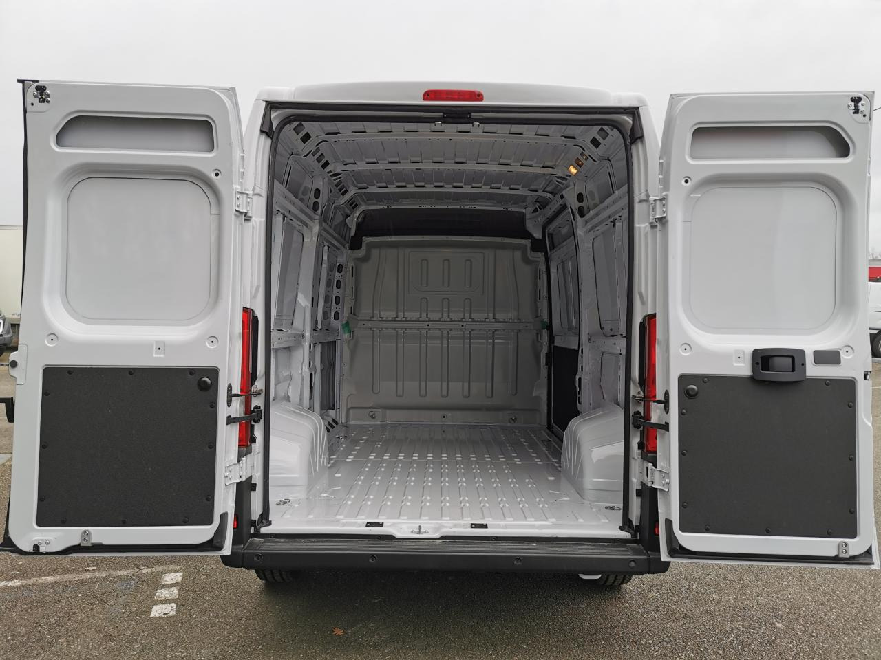 PEUGEOT Boxer 3.5t L2H2 2.2 HDi S&S Maxi - 140 III FOURGON TOLE Fourgon Tolé 435 L2H2 PHASE 3 - Kastenwagen: das Bild 3 PEUGEOT Boxer 3.5t L2H2 2.2 HDi S&S Maxi - 140 III FOURGON TOLE Fourgon Tolé 435 L2H2 PHASE 3 - Kastenwagen: das Bild 3