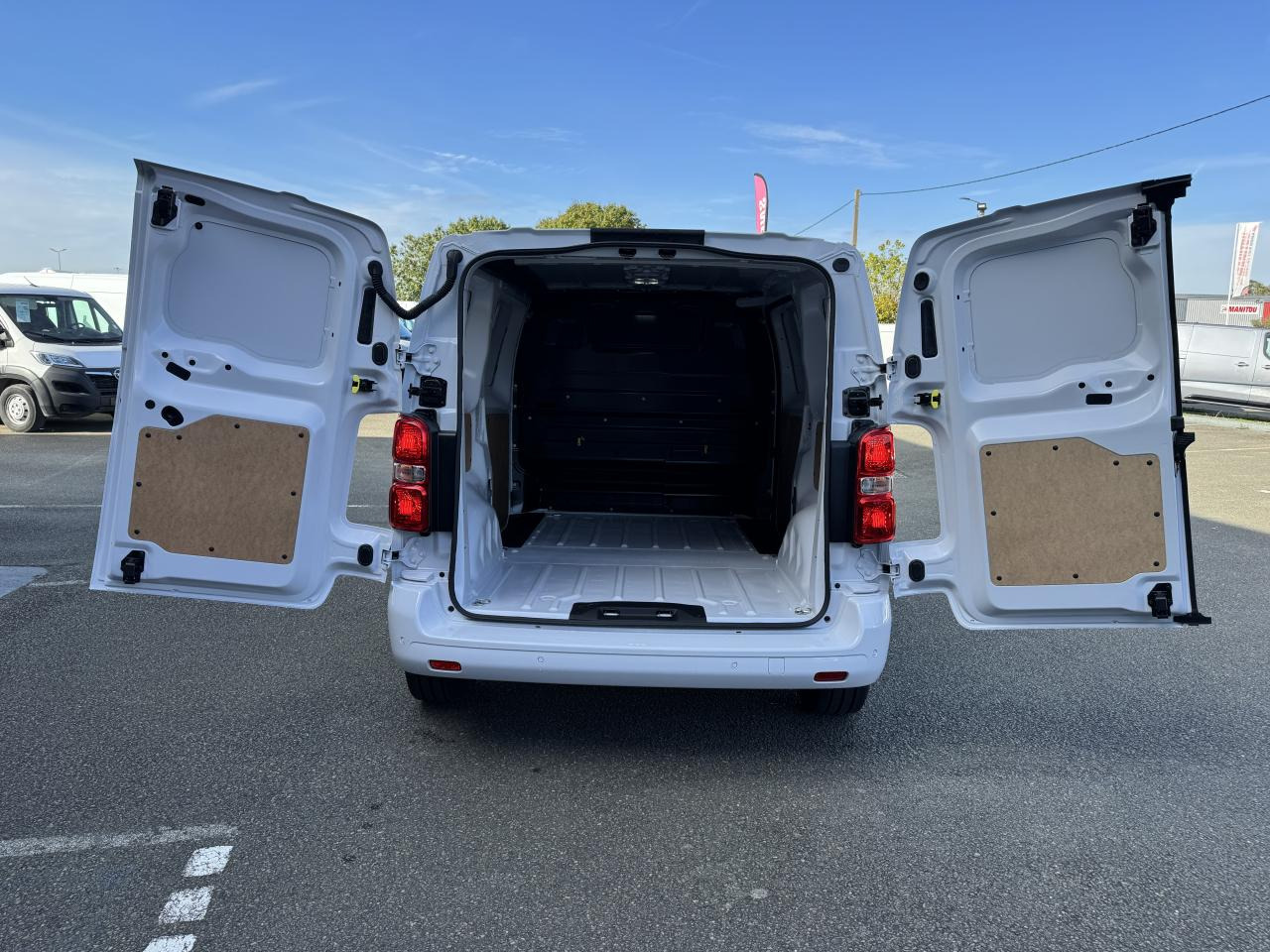 PEUGEOT Expert M 2.0 BlueHDi - 145 S&S - BV EAT8 III FOURGON Fourgon PHASE 2 - Kastenwagen: das Bild 3 PEUGEOT Expert M 2.0 BlueHDi - 145 S&S - BV EAT8 III FOURGON Fourgon PHASE 2 - Kastenwagen: das Bild 3