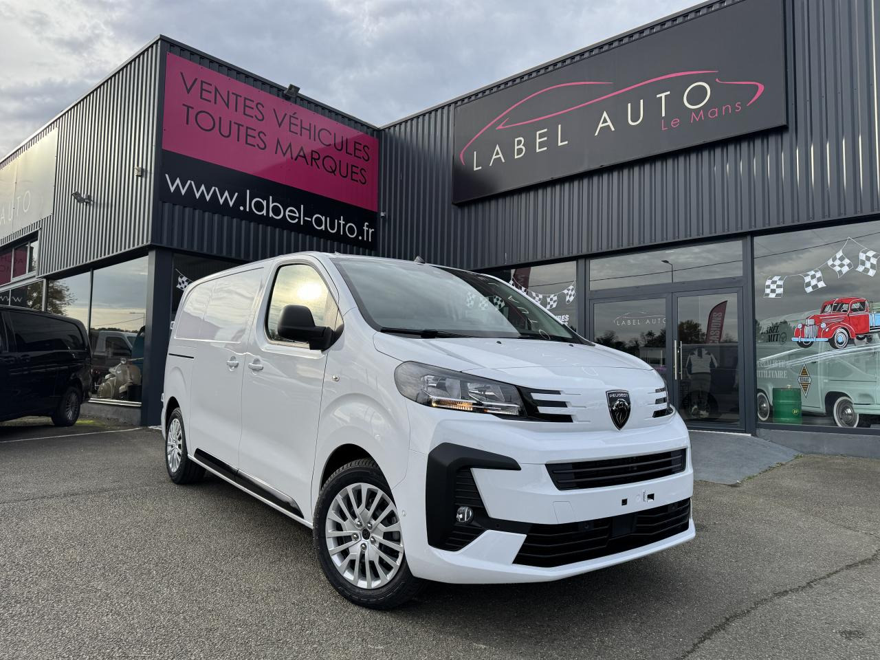 PEUGEOT Expert M 2.0 BlueHDi - 145 S&S - BV EAT8 III FOURGON Fourgon PHASE 2 - Kastenwagen: das Bild 1 PEUGEOT Expert M 2.0 BlueHDi - 145 S&S - BV EAT8 III FOURGON Fourgon PHASE 2 - Kastenwagen: das Bild 1