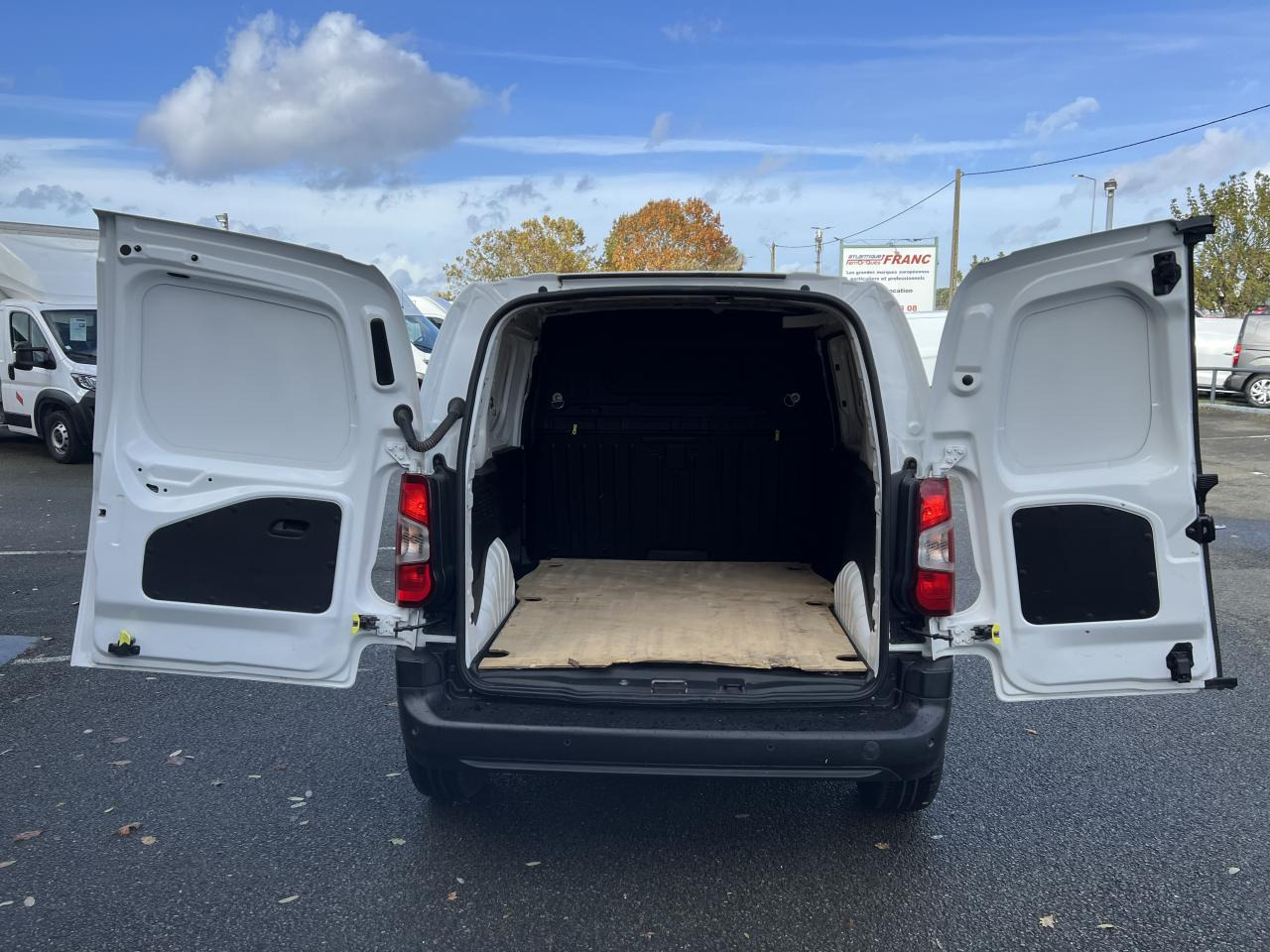 PEUGEOT Partner Standard 1.5 BlueHDi 130 CH 3 places Asphalt FOURGON - Kastenwagen: das Bild 3 PEUGEOT Partner Standard 1.5 BlueHDi 130 CH 3 places Asphalt FOURGON - Kastenwagen: das Bild 3